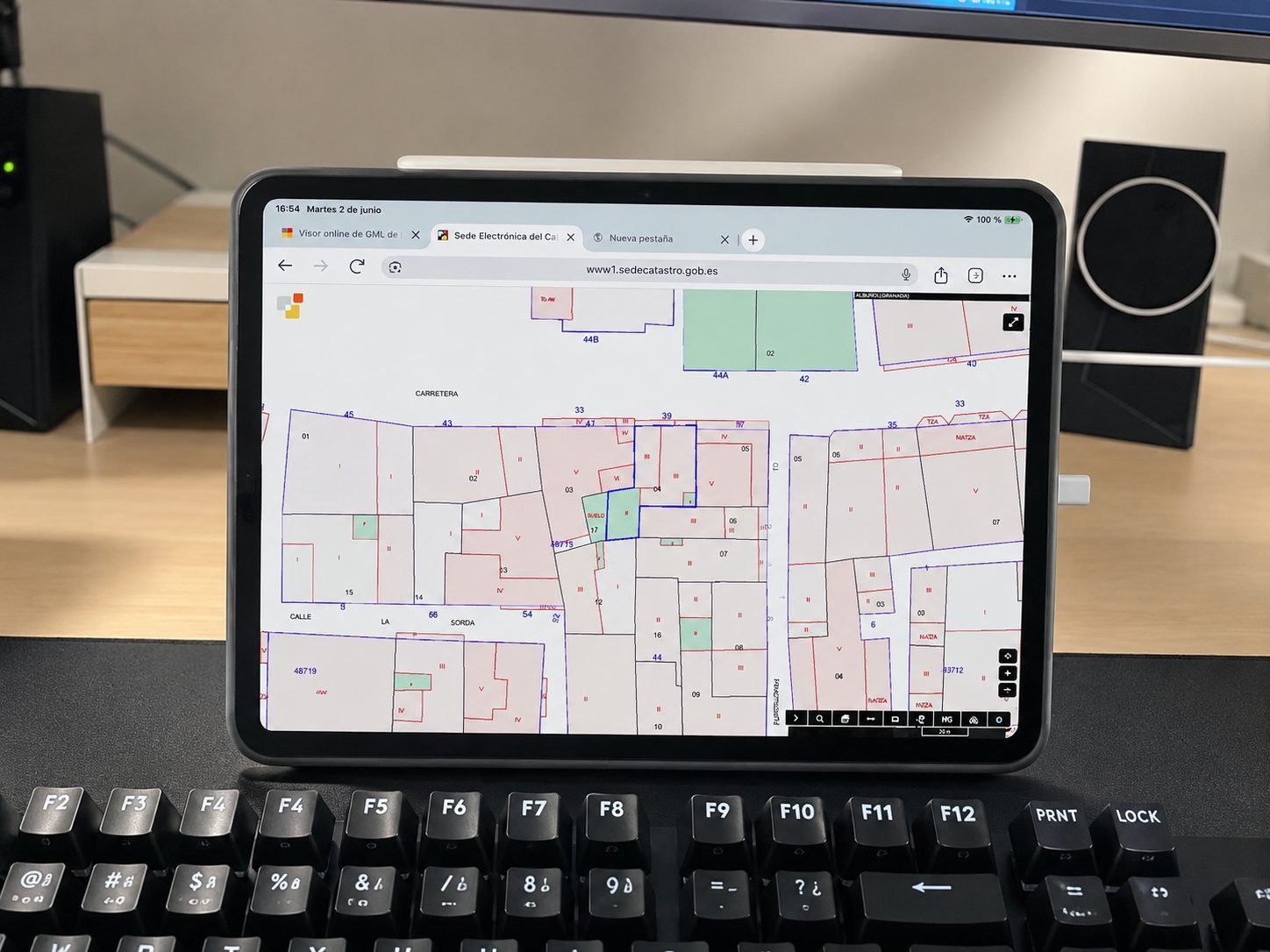 Despacho profesional con monitores, planos y equipo tecnico